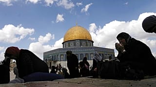 فلسطينيات يشاركن في صلاة الجمعة في مسجد قبة الصخرة في مجمع المسجد الأقصى بالبلدة القديمة في القدس، الجمعة 14 أكتوبر 2022