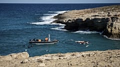 La guardia costiera greca al largo dell'isola di Citera