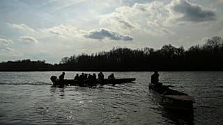 Мигранты, пересекающие реку Эврос в стремлении перебраться из Турции в Грецию