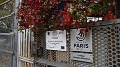 Das Eingangstor der Schule, die die ermordete Lola besuchte. Ihr lebloser Körper war am Freitag im Innenhof ihres Wohngebäudes in Paris gefunden.