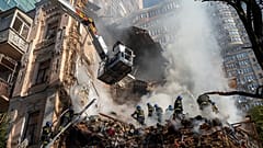 Tűzoltók dolgoznak Kijevben egy orosz dróntámadás után
