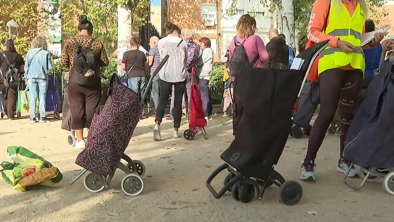 طوابير أمام مراكز توزيع الأغذية في إسبانيا