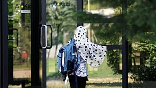 طالبة محجبة تدخل مدرسة ثانوية في ديسين بالقرب من ليون، فرنسا