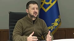 Volodimir Zelenszkij ukrán elnök egy videókonferencián vesz részt 2022. október 11-én