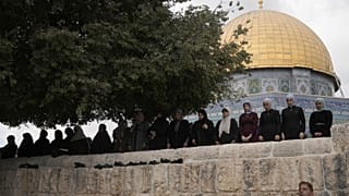 مسلمانان در حال نماز در صحن بیرونی مسجد‌الاقصی