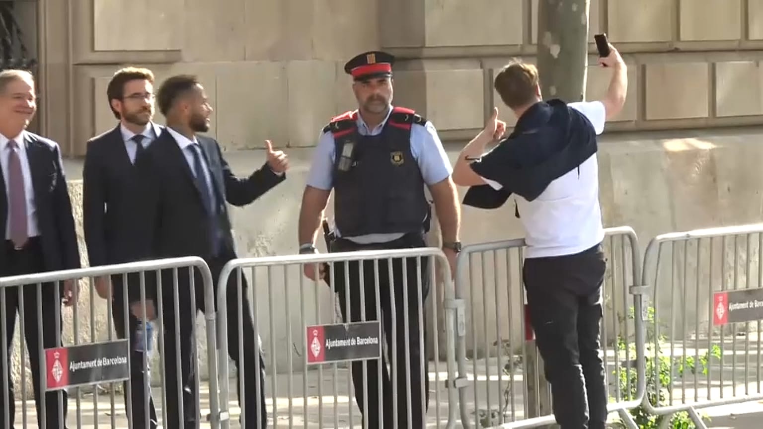 نيمار يتوقف للظهور في سيلفي مع أحد المعجبين أثناء دخوله مبنى المحكمة في إسبانيا