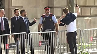نيمار يتوقف للظهور في سيلفي مع أحد المعجبين أثناء دخوله مبنى المحكمة في إسبانيا