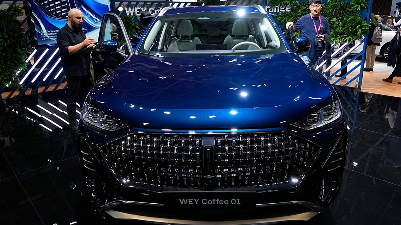  سيارة الدفع الرباعي الهجينة WEY Coffeee 01 من صنع شركة صناعة السيارات الصينية جريت وول موتورز في معرض باريس للسيارات يوم الاثنين 17 أكتوبر 2022 