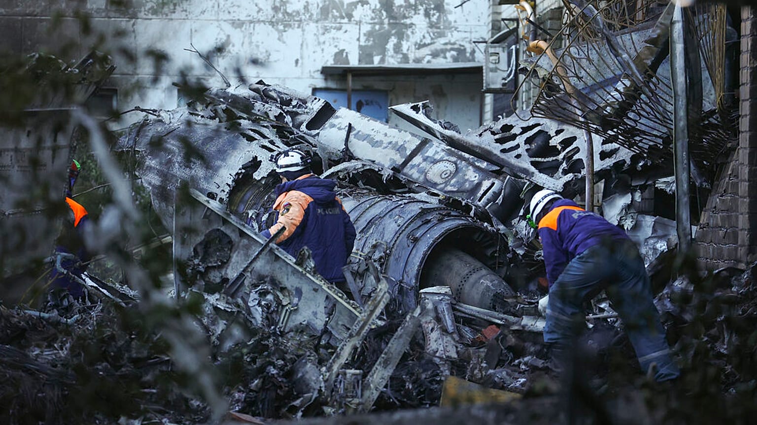 Equipas de socorro examinam partes do avião que se despenhou