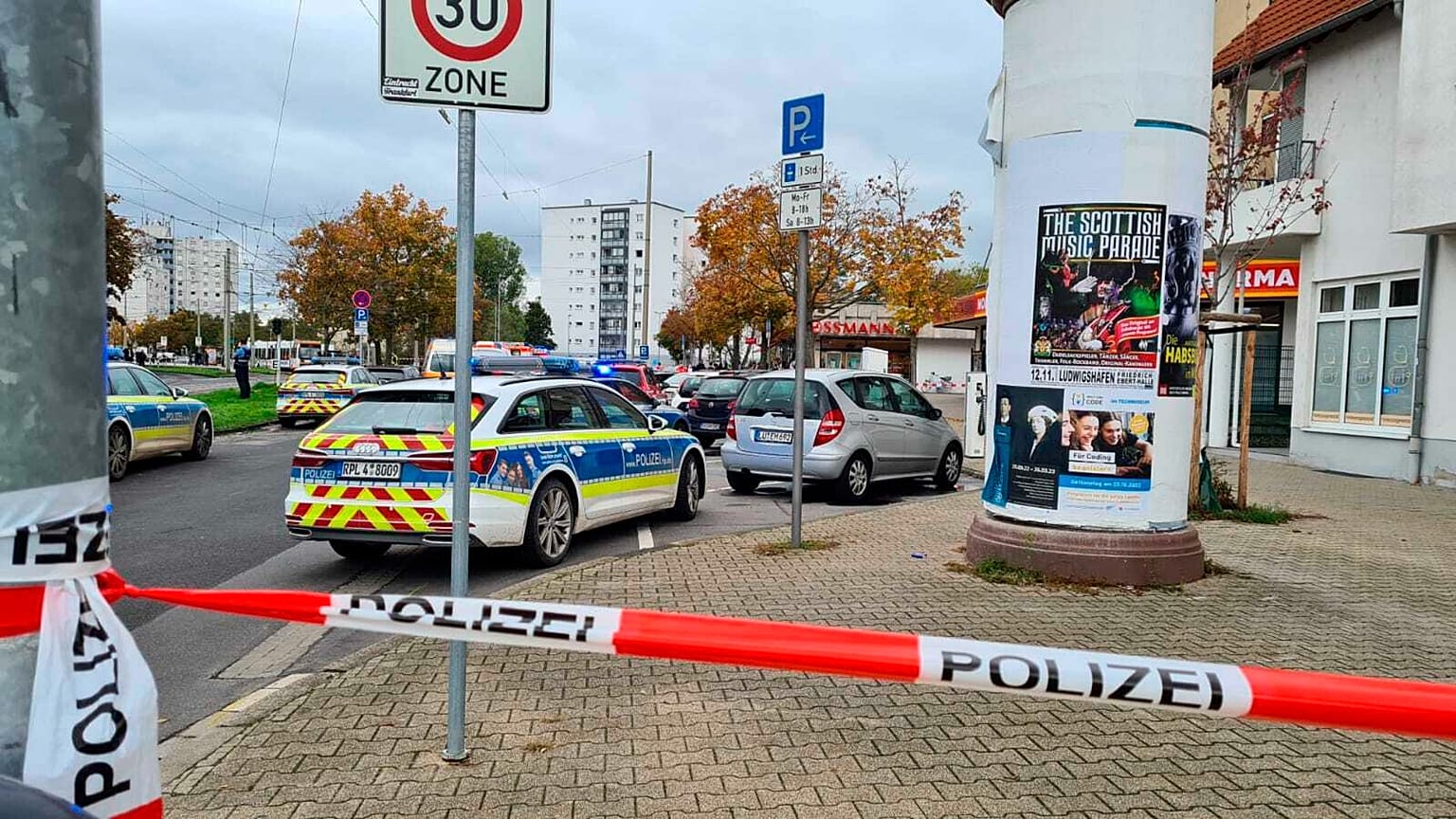 Véhicules de police déployés sur les lieux de l'attaque à l'arme blanche qui s'est produite à Ludwigshafen, dans l'ouest de l'Allemagne, le 18 octobre 2022