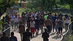 Los migrantes, en su mayoría procedentes de Venezuela, llegan a un campamento donde las autoridades mexicanas tramitarán los permisos para continuar su viaje hacia el norte
