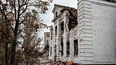 Ein zerstörtes Schulgebäude in Kupiansk, Region Charkiw, Ukraine
