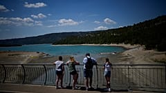 Une famille regarde les Georges du Verdon à un niveau très bas, sud de la France, 9 août 2022.
