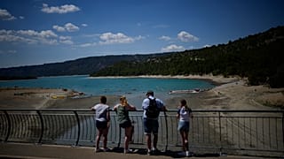 Une famille regarde les Georges du Verdon à un niveau très bas, sud de la France, 9 août 2022.