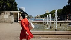 Egy nő sétál Párizsban a nyári hőhullámok idején - Képünk illusztráció