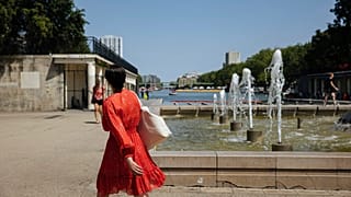 Egy nő sétál Párizsban a nyári hőhullámok idején - Képünk illusztráció