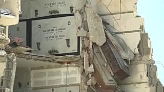A leomlott fal és a koporsók az olaszországi temetőben