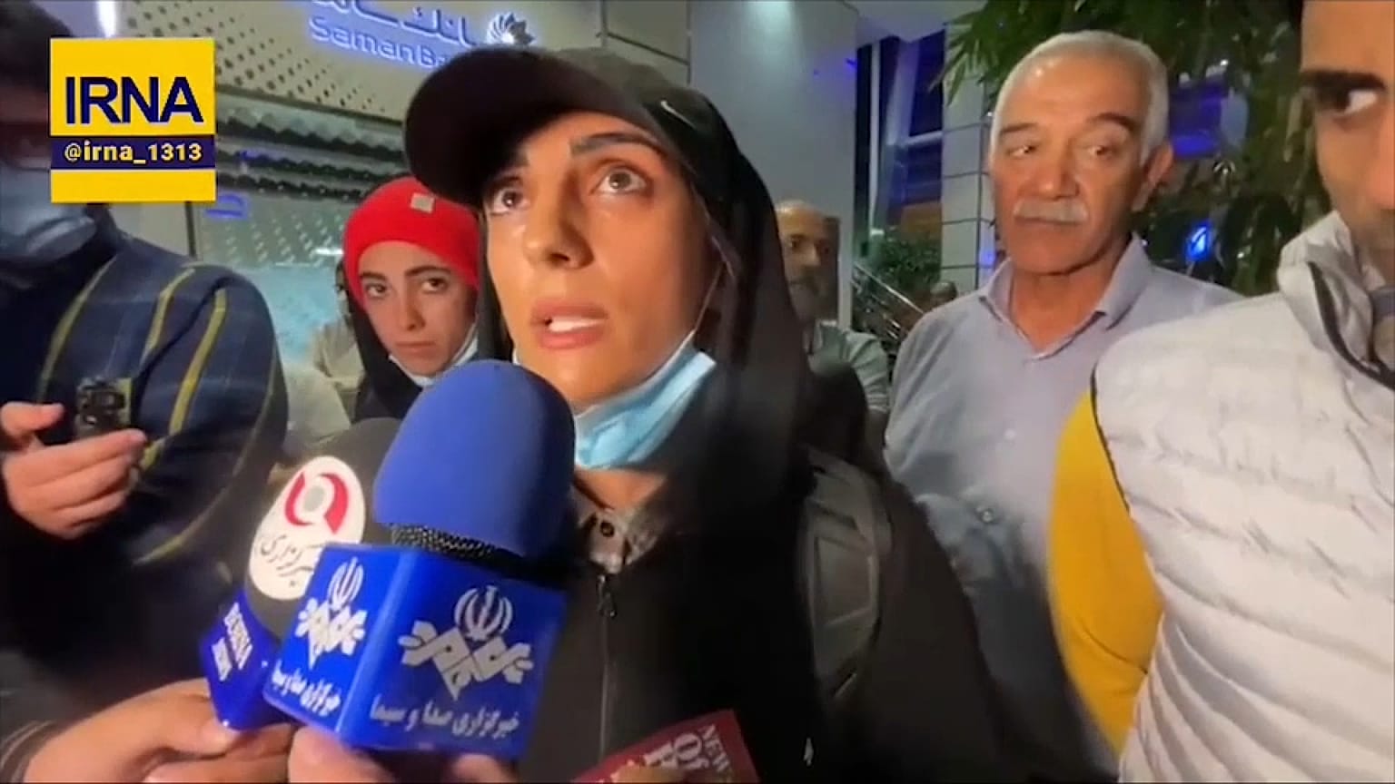 Elnaz Rekabi hacía una declaraciones a la agencia estatal IRNA en el aeropuerto de Teherán