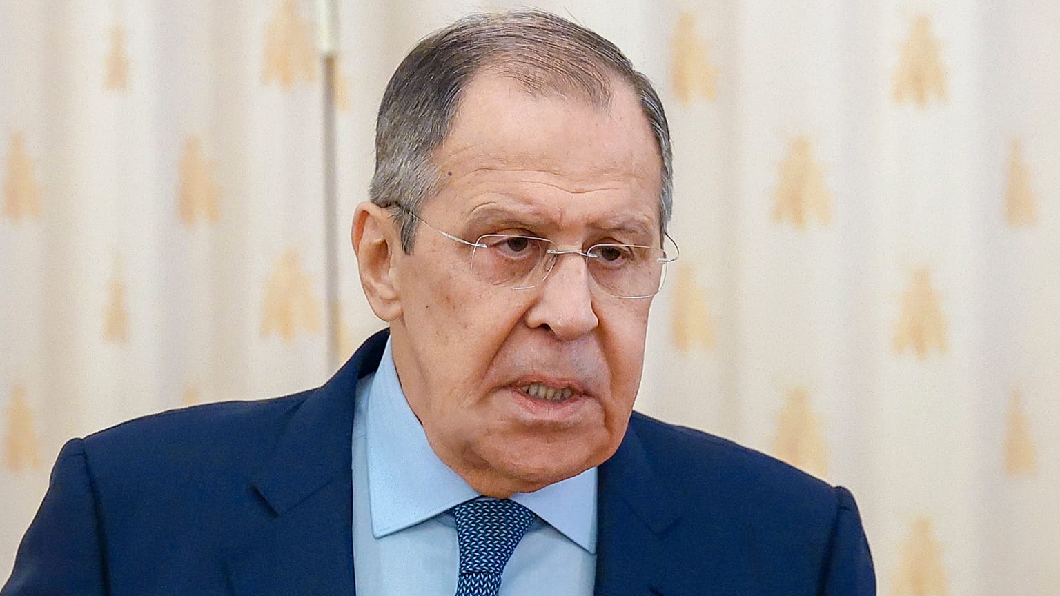 Szergej Lavrov beszédet mond a diplomáciai szolgálatra felvett végzős diákok előtt Moszkvában 2022. október 18-án.