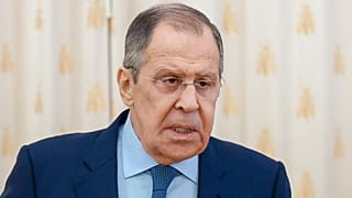 Szergej Lavrov beszédet mond a diplomáciai szolgálatra felvett végzős diákok előtt Moszkvában 2022. október 18-án.
