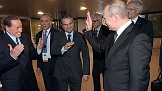 Silvio Berlusconi és Vlagyimir Putyin találkozója 2019-ben a római reptéren