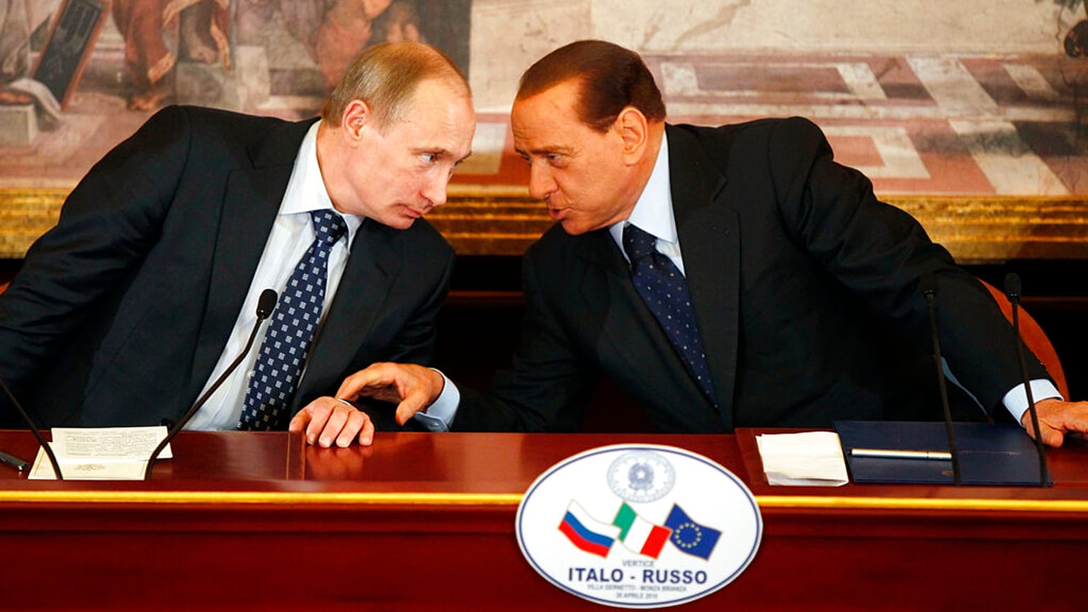Silvio Berlusconi e Vladimir Putin juntos em 2010