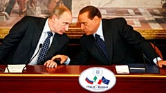 Le président russe Vladimir Poutine (à gauche) et Silvio Berlusconi (à droite) lors d'une conférence de presse en Italie - 25.04.2010