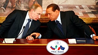 Le président russe Vladimir Poutine (à gauche) et Silvio Berlusconi (à droite) lors d'une conférence de presse en Italie - 25.04.2010
