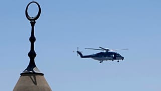 مروحية تابعة للشرطة السعودية فوق جبل عرفات في محيط مسجد نمرة في المسجد الحرام بمكة