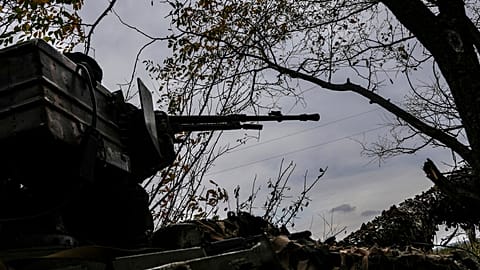 Пулемет на крыше танка в Бахмуте, Украина, воскресенье, 2 октября 2022 г.