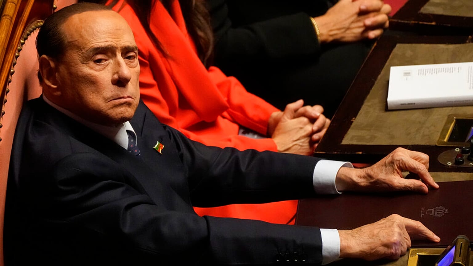 Silvio Berlusconi ocupando su asiento en el Senado italiano