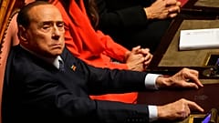 Silvio Berlusconi ocupando su asiento en el Senado italiano