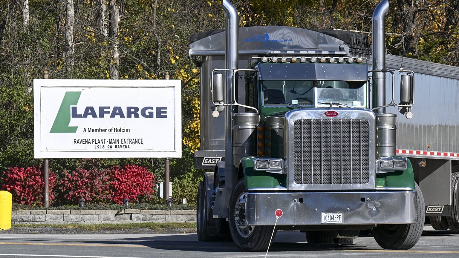 Teherautó kanyarodik ki a Lafarge New York állam-beli üzeméből