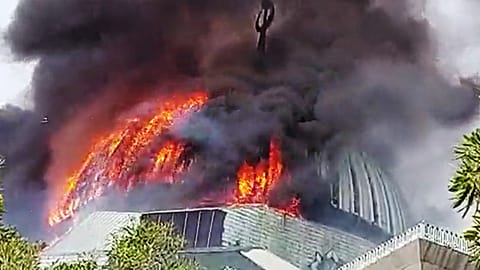Die Kuppel der Großen Moschee, nördlich von Jakarta, stürzt in sich zusammen