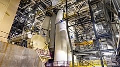Le premier exemplaire d'Ariane 6 lors de son assemblage sur le pas de tir de Kourou, en Guyane, le 12 juillet 2022