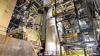 Le premier exemplaire d'Ariane 6 lors de son assemblage sur le pas de tir de Kourou, en Guyane, le 12 juillet 2022