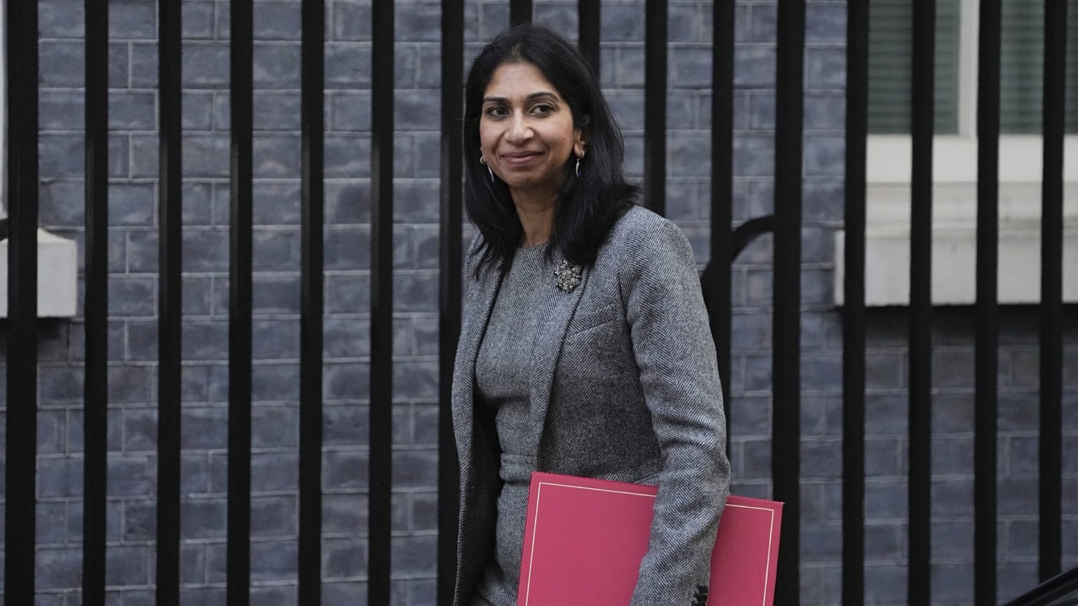 A lemondott Suella Braverman a Downing Street 10 előtt