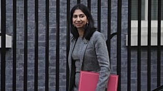 A lemondott Suella Braverman a Downing Street 10 előtt