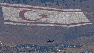 Γιγάντια τουρκική σημαία στο όρος Πενταδάκτυλο στην Κύπρο