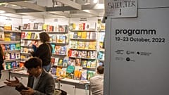  Schild mit der Aufschrift "Schutzbunker - Haustiere erlaubt" am Stand der Ukraine auf der Frankfurter Buchmesse 