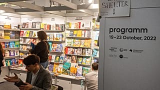 Schild mit der Aufschrift "Schutzbunker - Haustiere erlaubt" am Stand der Ukraine auf der Frankfurter Buchmesse