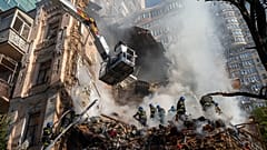 Разрушенное в результате атаки дрона-камикадзе здание в Киеве. 17 октября 2022 года