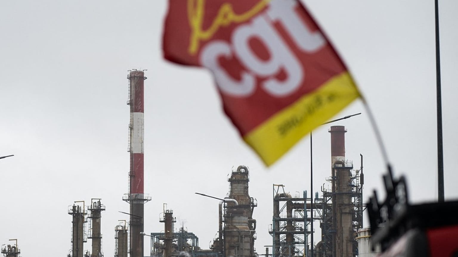 La raffinerie de Donges, dans l'ouest de la France avec un drapeau de la CGT en premier plan. 