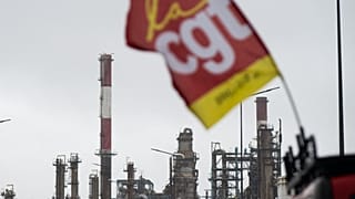 La raffinerie de Donges, dans l'ouest de la France avec un drapeau de la CGT en premier plan.