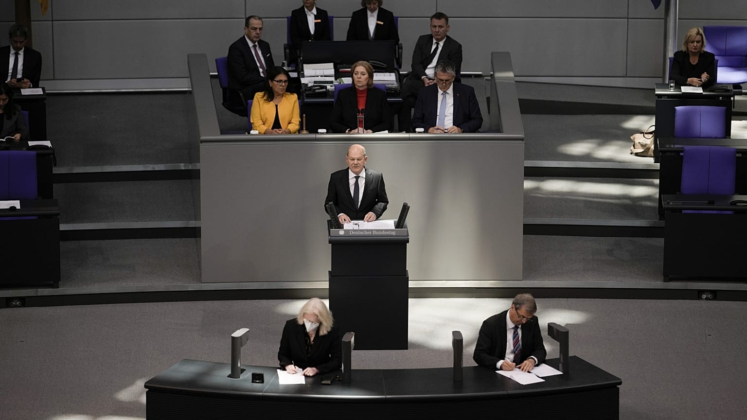 A német kancellár a Bundestagban beszél