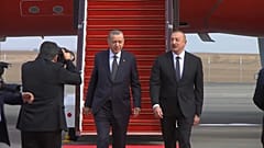Aliyev und Erdogan steigen gemeinsam aus einem Flieger.