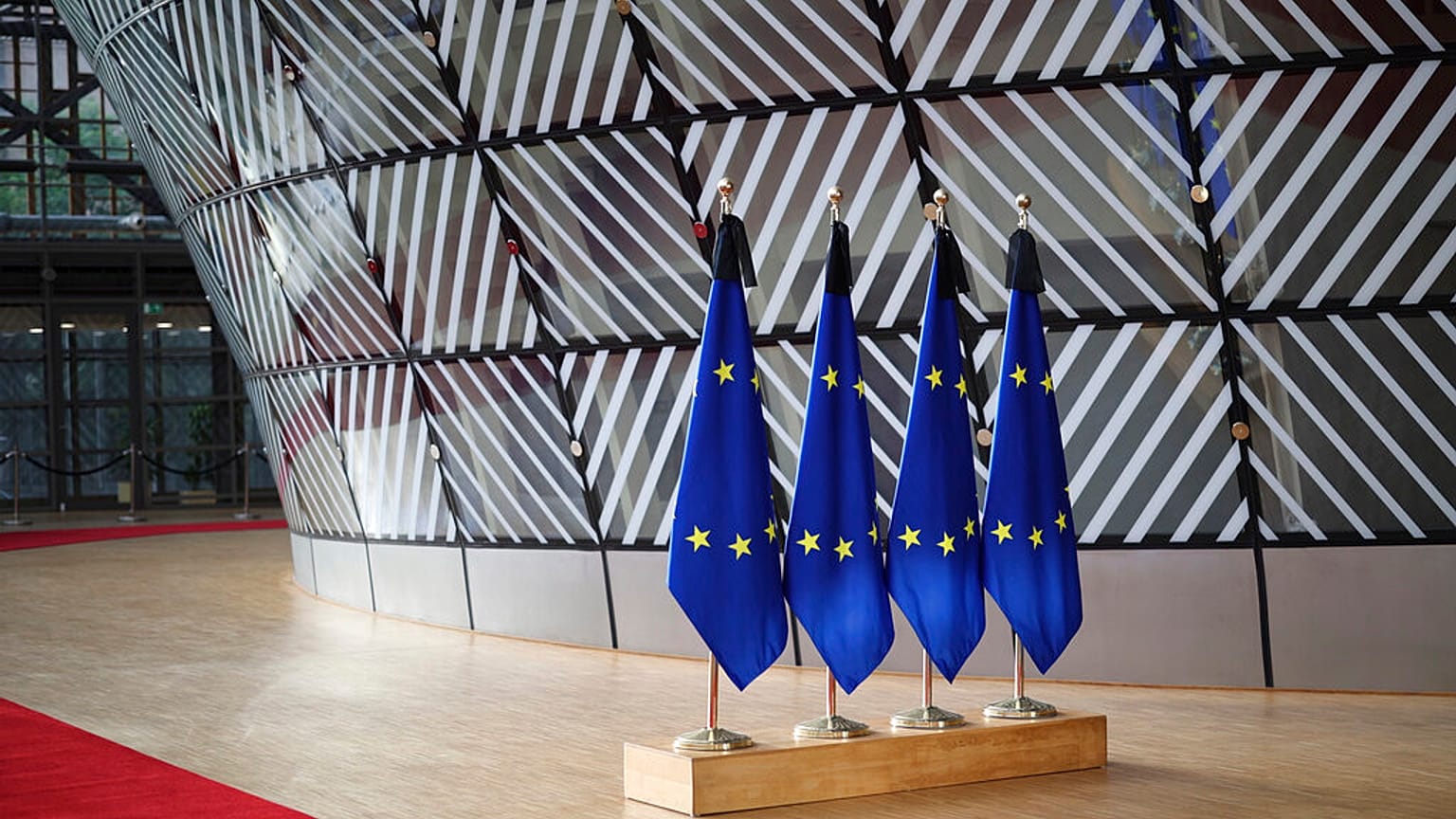 Σημαίες της ΕΕ στο κτίριο του Ευρωπαϊκού Συμβουλίου στις Βρυξέλλες