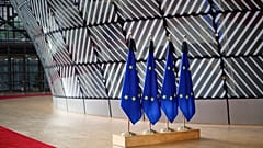 Σημαίες της ΕΕ στο κτίριο του Ευρωπαϊκού Συμβουλίου στις Βρυξέλλες