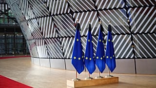 Σημαίες της ΕΕ στο κτίριο του Ευρωπαϊκού Συμβουλίου στις Βρυξέλλες