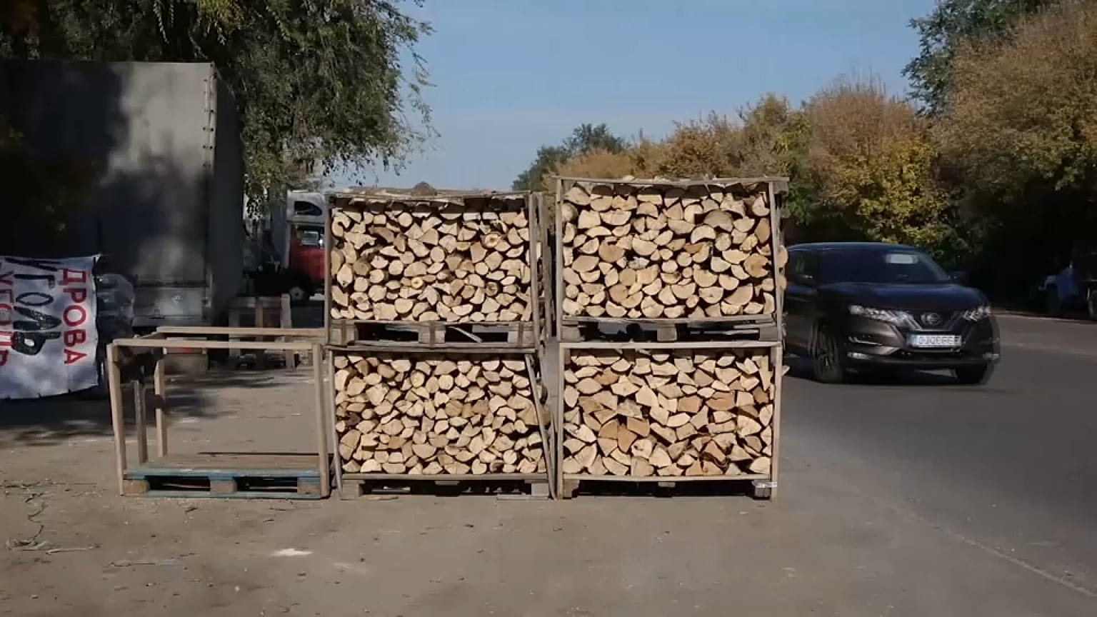 Die Menschen in Moldawien sammeln Holz für den Winter.